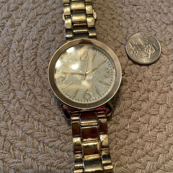Ladies Fashion Watch-Mother of Pearl face and gold band. Great condition. - Picture 4 of 5